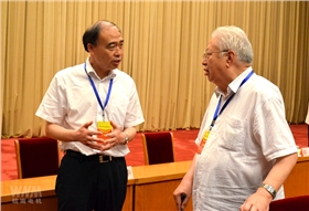 皖南电机管总与机械部副部长陆燕荪在会上交流 皖南电机管总与机械部副部长陆燕荪在会上交流