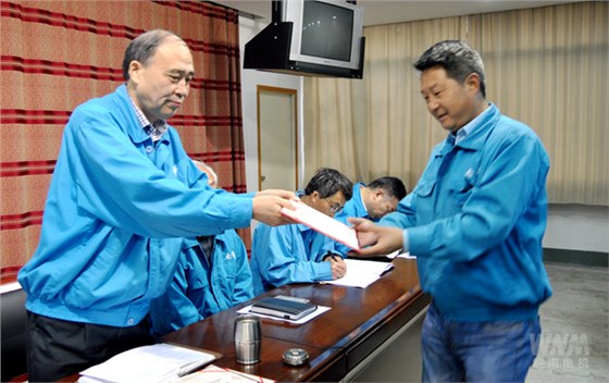 副董事长管兵为获奖部门颁奖 副董事长管兵为获奖部门颁奖