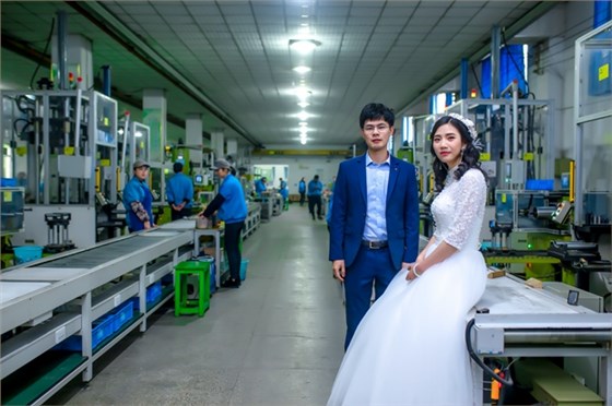 在生产车间留下他们幸福时刻 在生产车间留下他们幸福时刻