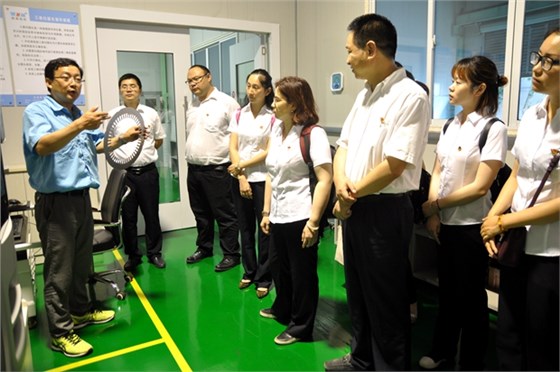 皖南电机许总向来宾介绍先进的检测设备 皖南电机许总向来宾介绍先进的检测设备