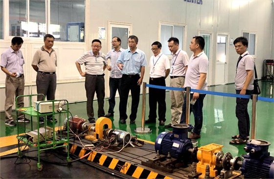 王学雷在皖南电机实验室参观调研 王学雷在皖南电机实验室参观调研