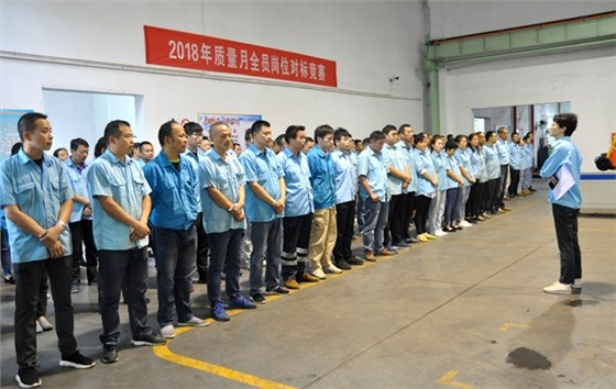 副总经理陈蕾在作赛前动员 副总经理陈蕾在作赛前动员