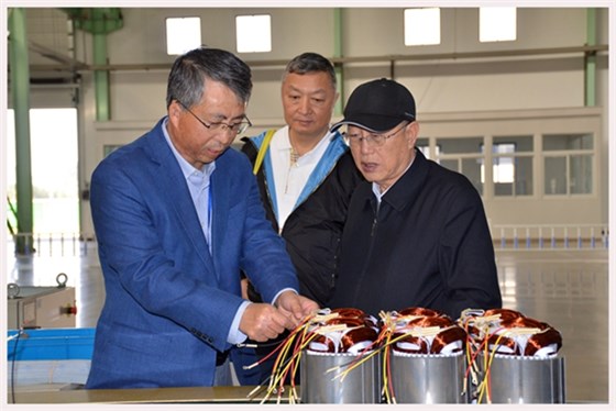 图为中国机械工业联合会特别顾问蔡惟慈(右一)、上海电器科学研究所(集团)有限公司党委书记邹孟奇(中)在公司副总经理孙跃(左一)的陪同下参观皖南电机生产车间 图为中国机械工业联合会特别顾问蔡惟慈(右一)、上海电器科学研究所(集团)有限公司党委书记邹孟奇(中)在公司副总经理孙跃(左一)的陪同下参观皖南电机生产车间