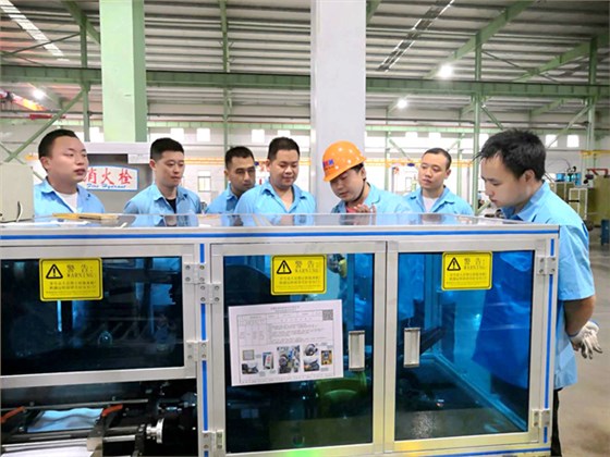 图为电气公司正在开展现场培训 图为电气公司正在开展现场培训