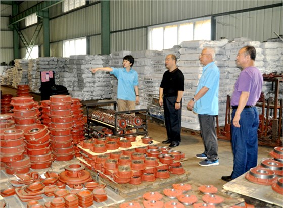 皖南电机副总经理陈蕾正在向县卫健委同志介绍公司的防汛消杀工作 皖南电机副总经理陈蕾正在向县卫健委同志介绍公司的防汛消杀工作