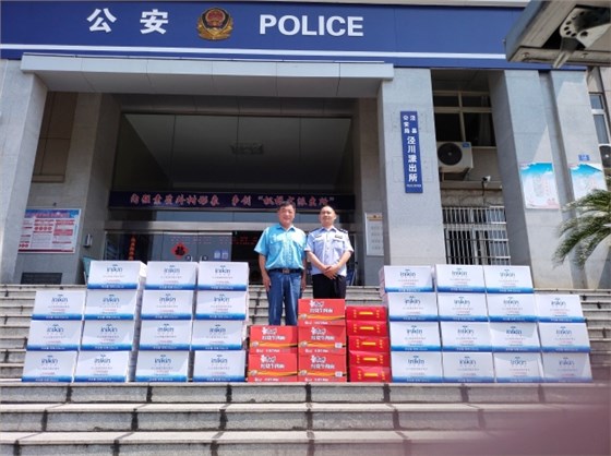 图为公司安全环境保护处处长董萌蓓为子弟兵及公安民警送去慰问品,并致以节日的问候和祝福 图为公司安全环境保护处处长董萌蓓为子弟兵及公安民警送去慰问品,并致以节日的问候和祝福