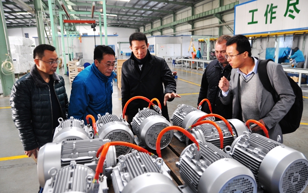 皖南电机:客人在参观汽车电机 皖南电机:客人在参观汽车电机