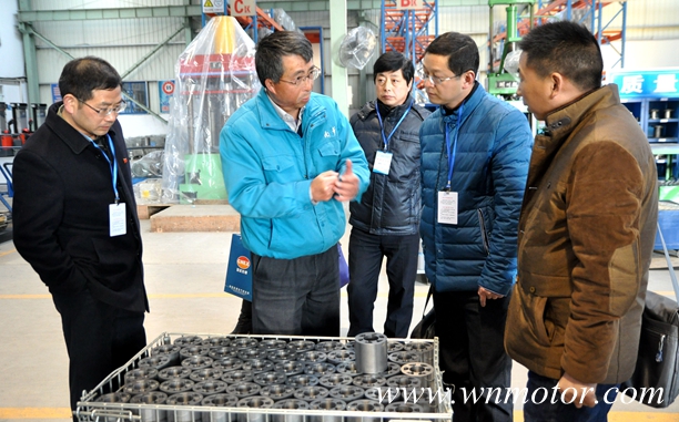 皖南电机:总工程师孙跃向专家介绍电机零部件 皖南电机:总工程师孙跃向专家介绍电机零部件