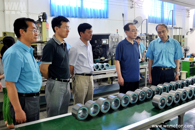 管兵副董事长在向宋志明副司长介绍公司的产品 管兵副董事长在向宋志明副司长介绍公司的产品