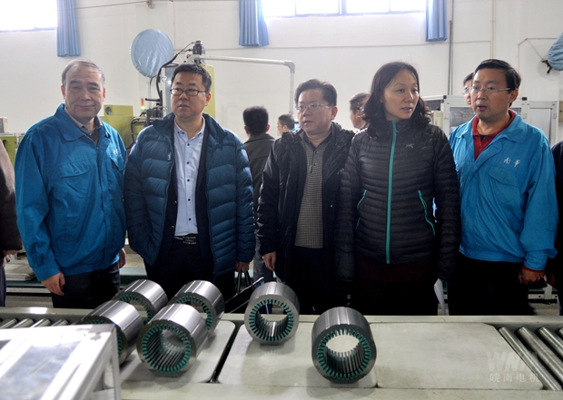 管兵陪同考核组参观线圈车间自动化流水线 管兵陪同考核组参观线圈车间自动化流水线