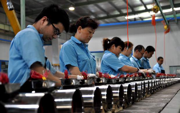 皖南电机员工在装配不锈钢电机 皖南电机员工在装配不锈钢电机