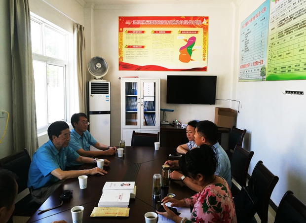 皖南电机董事长陈根喜、总经理陈学锋到观阳村扶贫 皖南电机董事长陈根喜、总经理陈学锋到观阳村扶贫