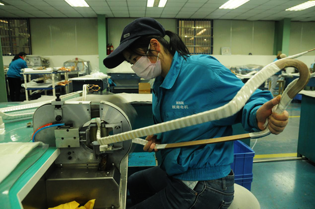 威能公司线圈车间高压线圈组正在进行成型线圈的机包作业 威能公司线圈车间高压线圈组正在进行成型线圈的机包作业