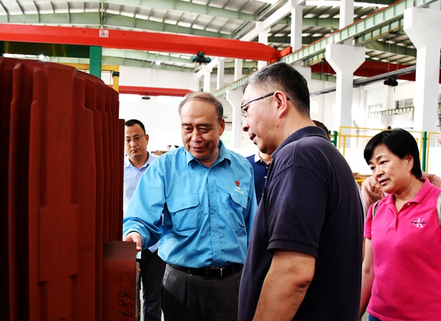 图为公司党委书记、副董事长管兵正在向校友介绍公司产品 图为公司党委书记、副董事长管兵正在向校友介绍公司产品